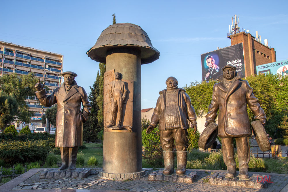 Памятник мимино в тбилиси фото