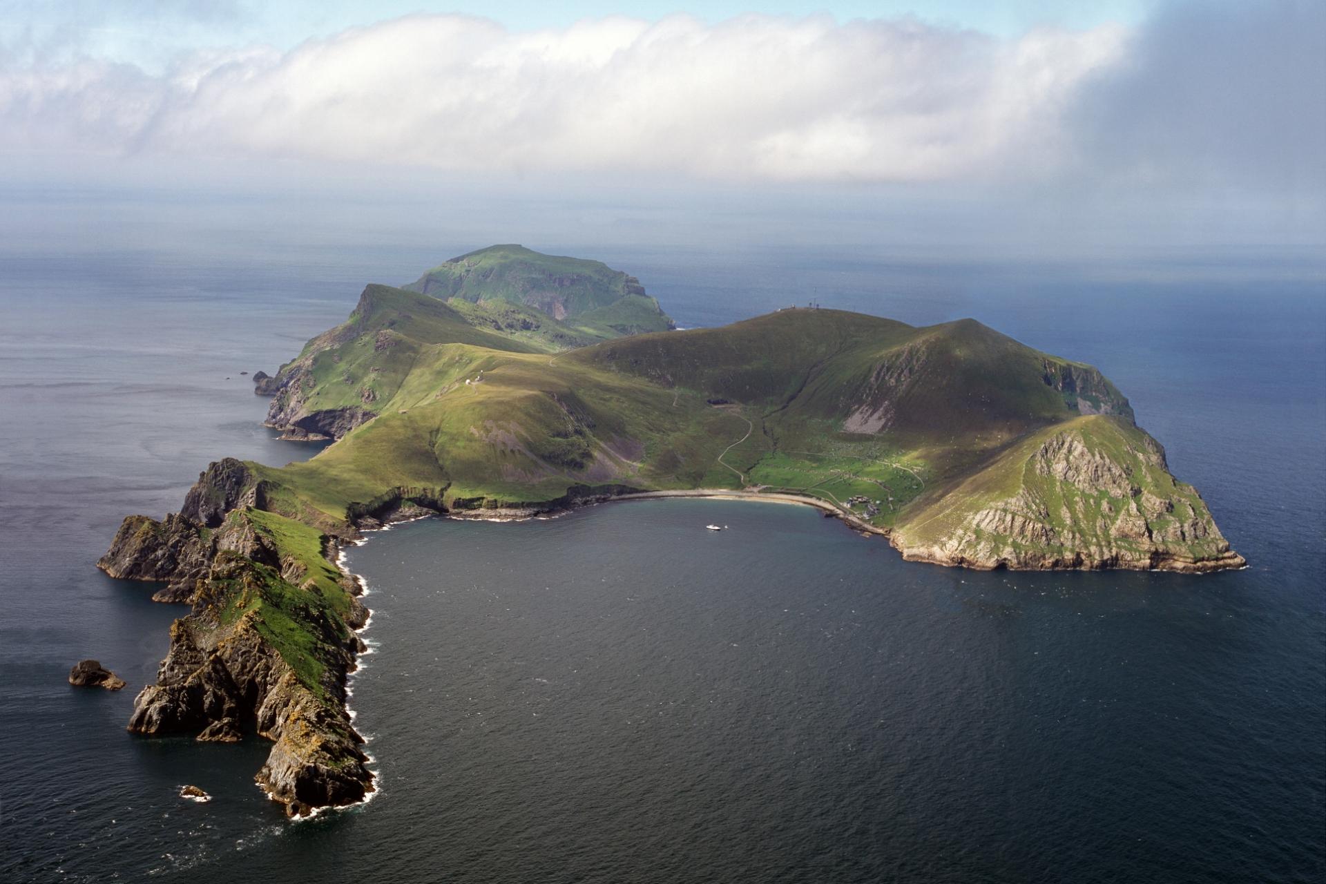 The first island. Сент-Килда Шотландия. Острова сент-Килда Великобритания. Сент Килда остров Шотландия. Заповедник St Kilda.